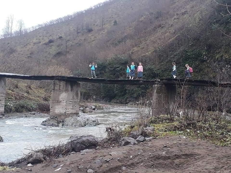 Okul yolundaki tehlikeli yolculuk bitiyor 