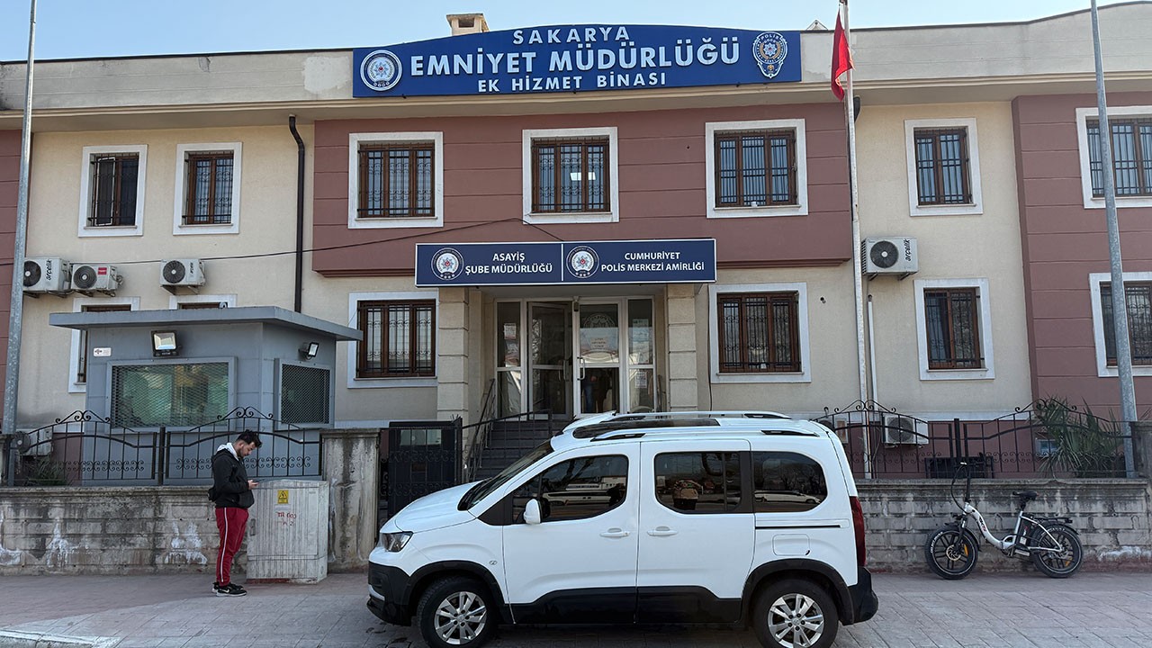 Okul zili yüzünden müdürün boğazını kesti!