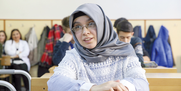 Okula almadılar, öğretmen oldu