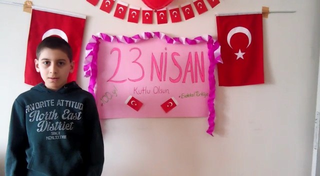 Okula gidemeyen özel çocuklar 23 Nisan’ı evlerinde şarkı söyleyerek kutladı 