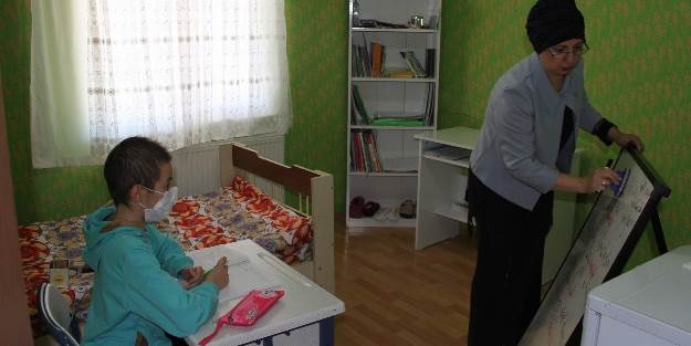 Okula gidemeyince odası sınıfa çevrildi