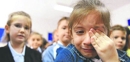 Okula “ittirerek” götürmeyin