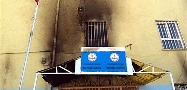 Okula molotof atıp polise saldırdılar