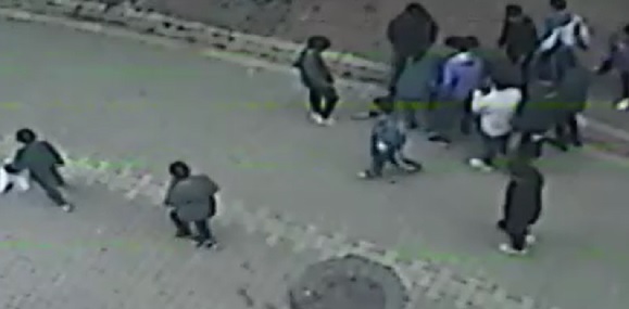 Okulda başladı sokakta devam etti! Çocuk bayılana kadar darp edildi