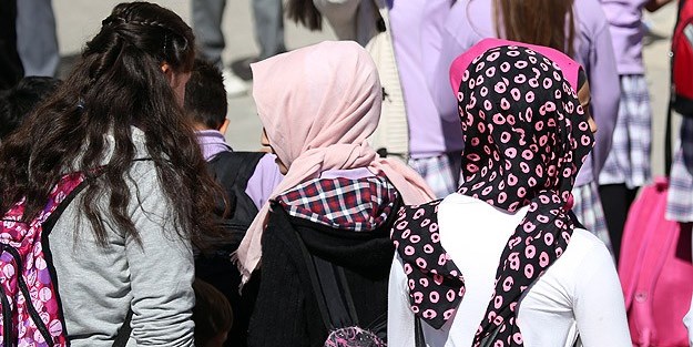 Okulda başörtüsünün iptalini istedi