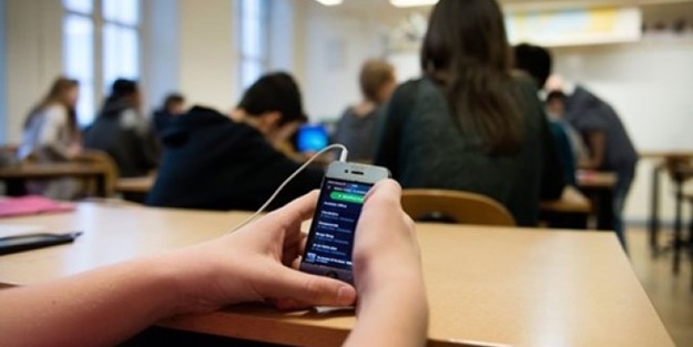 Okulda cep telefonu kullanan yandı!