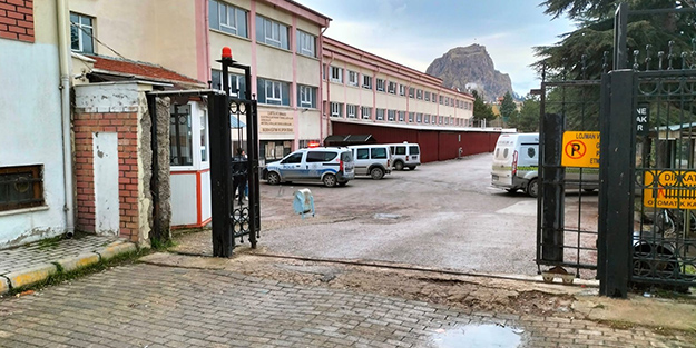 Okulda dehşet! 15 yaşındaki öğrenci öğretmenini bıçakladı