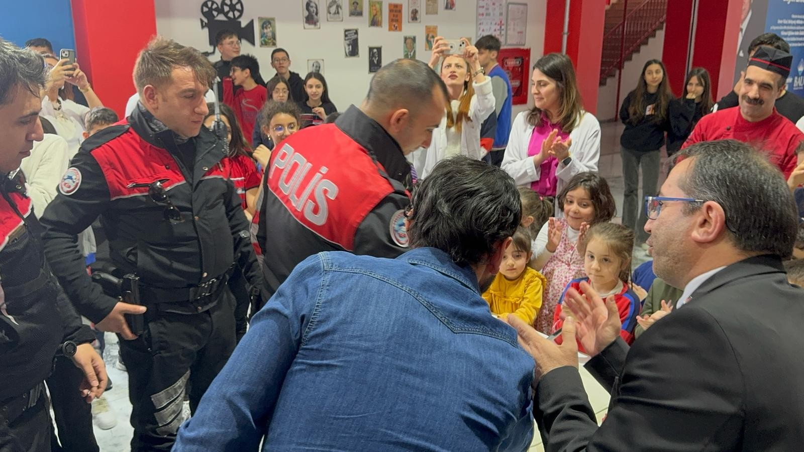 Okulda kavga ihbarına giden polislere anlamlı sürpriz