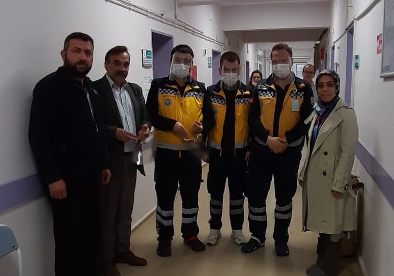 Okulda üretilen yüz koruyucu siperlik maskeler hastane yönetimine teslim edildi 