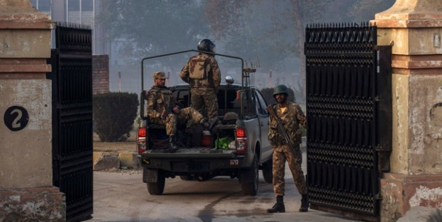 Okuldaki bombalar imha ediliyor