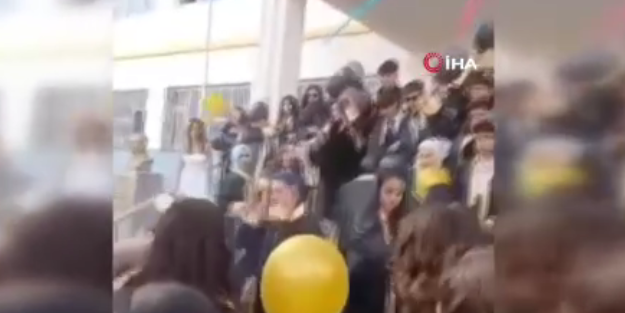 Okuldaki mezuniyet kutlamasında helyum gazlı balon patladı... O anlar kamerada