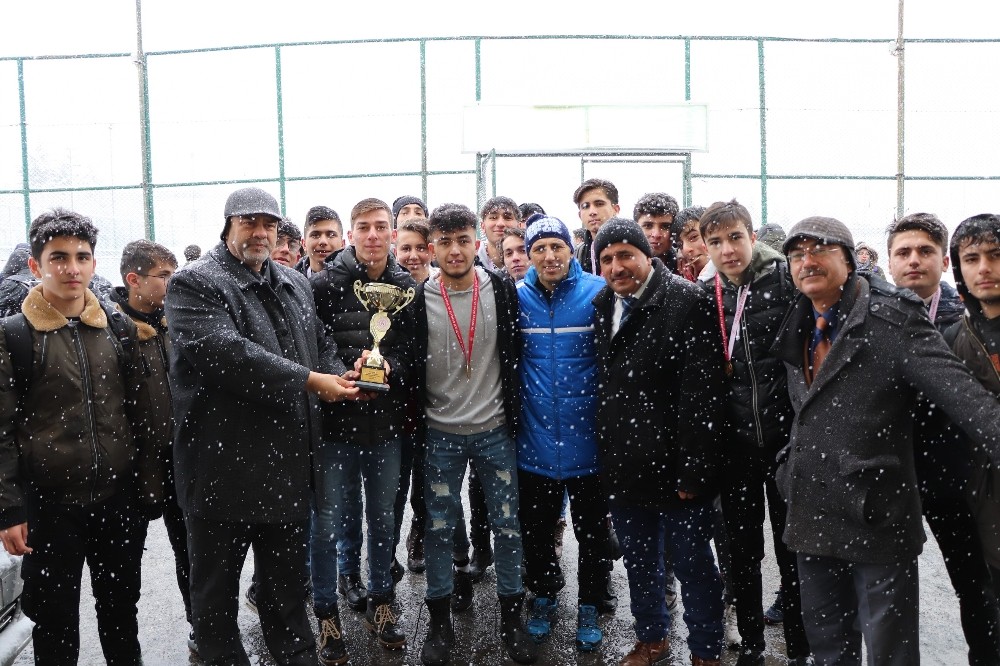 Okullar arası genç futbol il birinciliği müsabakaları sona erdi 