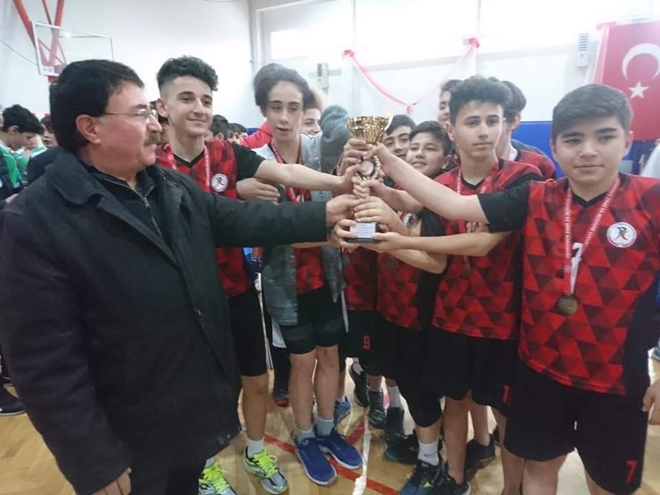 Okullar Arası Yıldız Erkekler Voleybol İl Birinciliği müsabakaları tamamlandı 