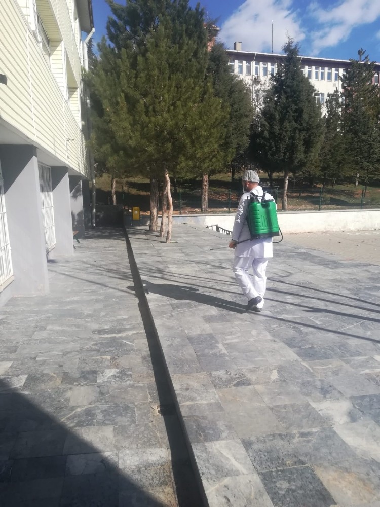 Okullar dezenfekte ediliyor 