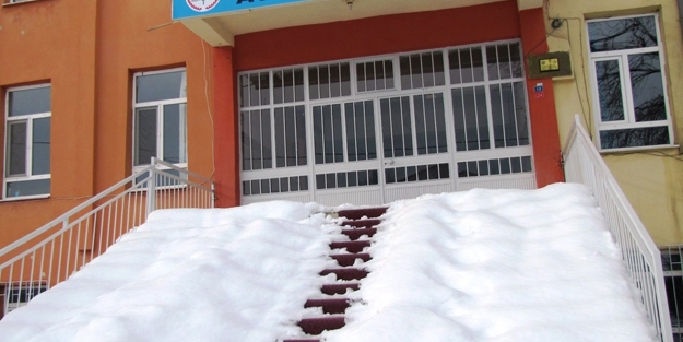 Okullar kar esaretinde