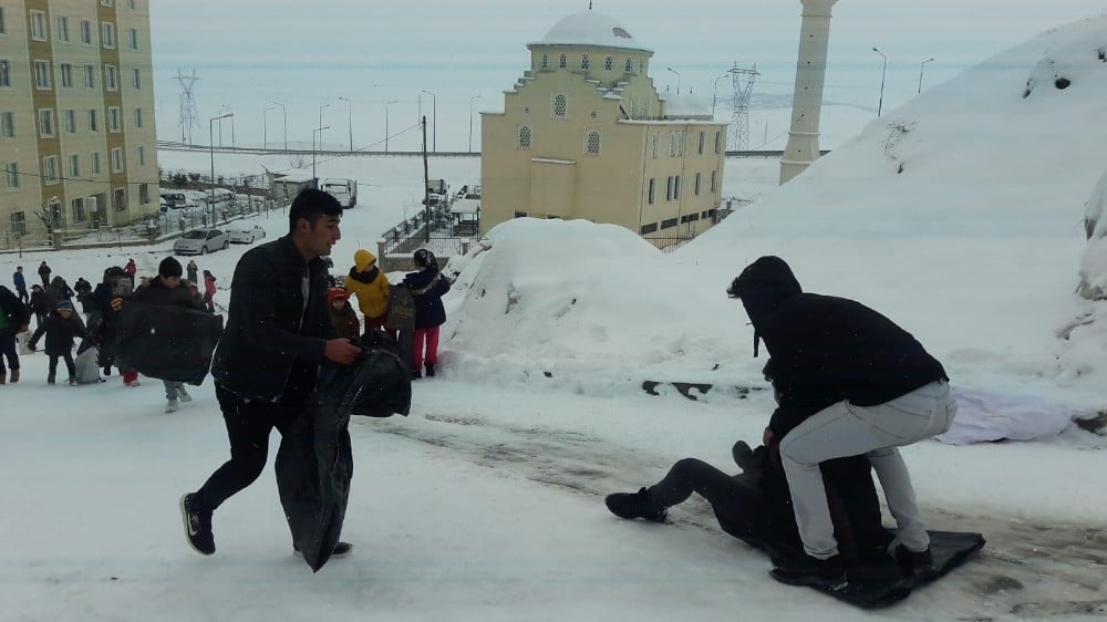 Okullar tatil oldu, çocuklar karın keyfini çıkardı 