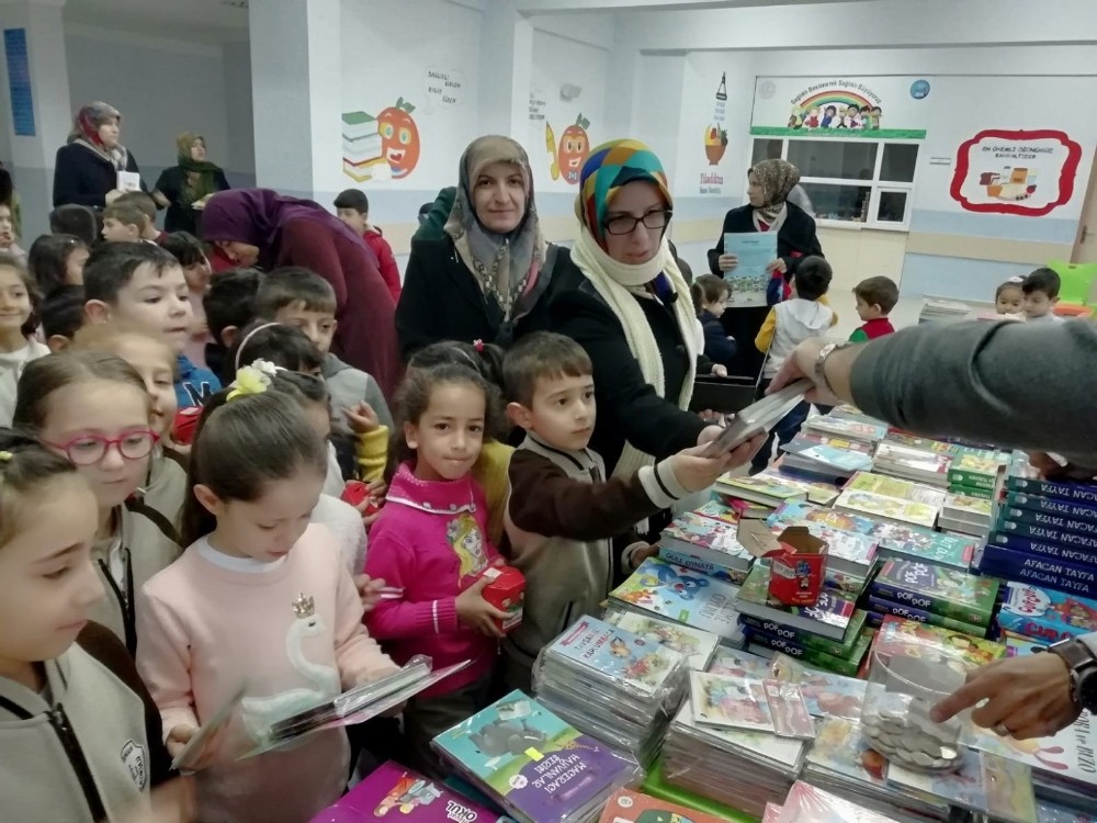 Okullarda kitap pazarı kuruldu 