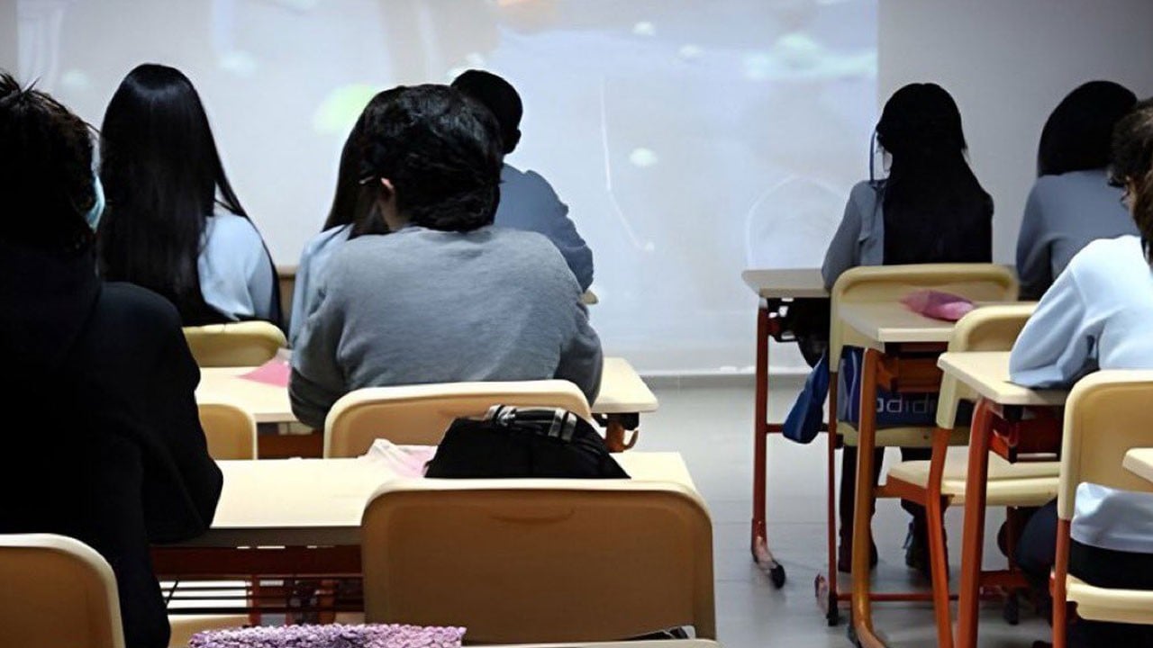 Okullarda noel ve çekiliş yasağı azgınları kudurttu