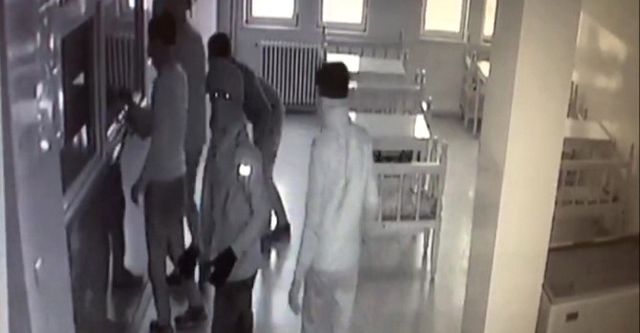 Okulları soyan çocuk hırsızlar kameralara böyle yansıdı