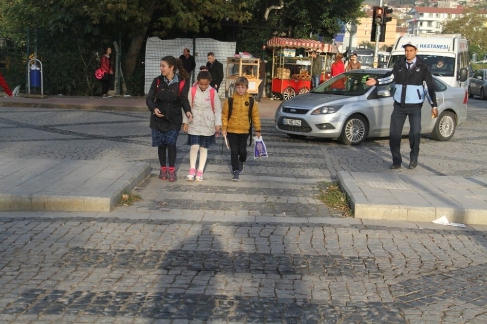 Okulların ilk gününde Büyükşehir Zabıta ekipleri görev başında 