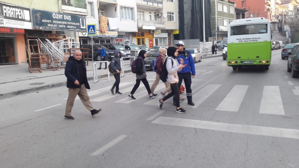 Okulların ilk gününde Büyükşehir Zabıtası görev başında 