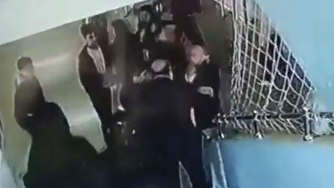Okulu basan veli ve yakınları öğretmeni dövdü