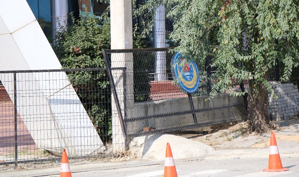 Okulun bahçe demir kapısı küçük öğrencinin üzerine düştü 