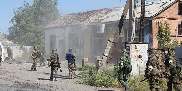 Okulun bahçesine roket düştü