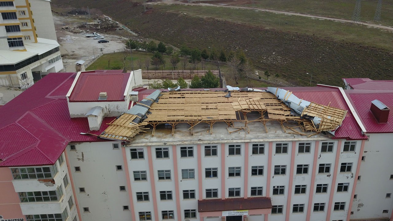 Okulun çatısı fırtınaya dayanamadı!