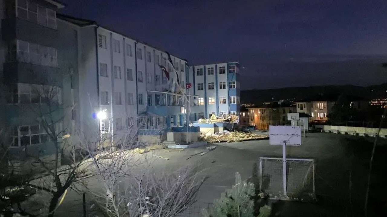 Okulun çatısı uçtu! O lisede eğitime ara verildi