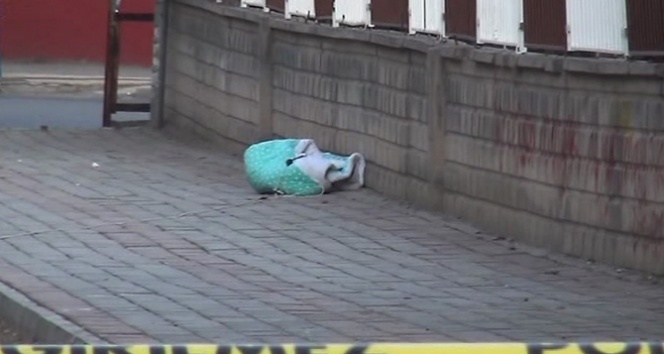 Okulun duvarına bırakılan yorgan polisi harekete geçirdi