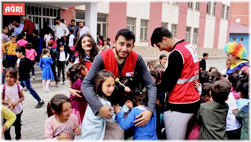 Okulun ilk günü halaylarla kutlandı: Kızılay gönüllülerinden öğrencilere sürpriz ziyaret