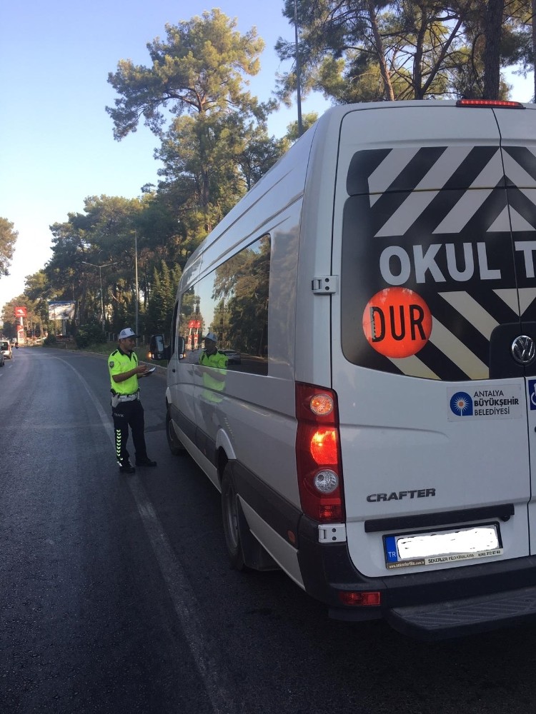 Okulun ilk gününde 19 okul servis aracına ceza verildi 