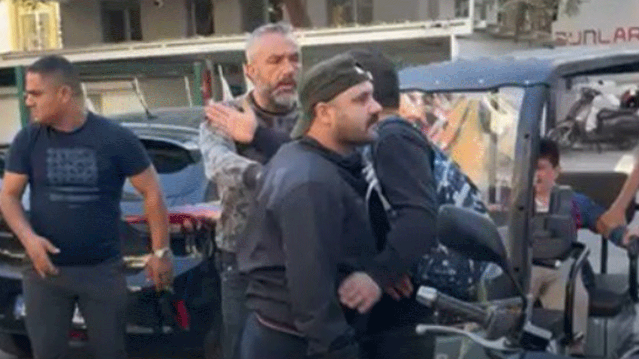 Okulun önünde dehşet: Çocuklarınını gözü önünde veliye bıçakla saldırdı!