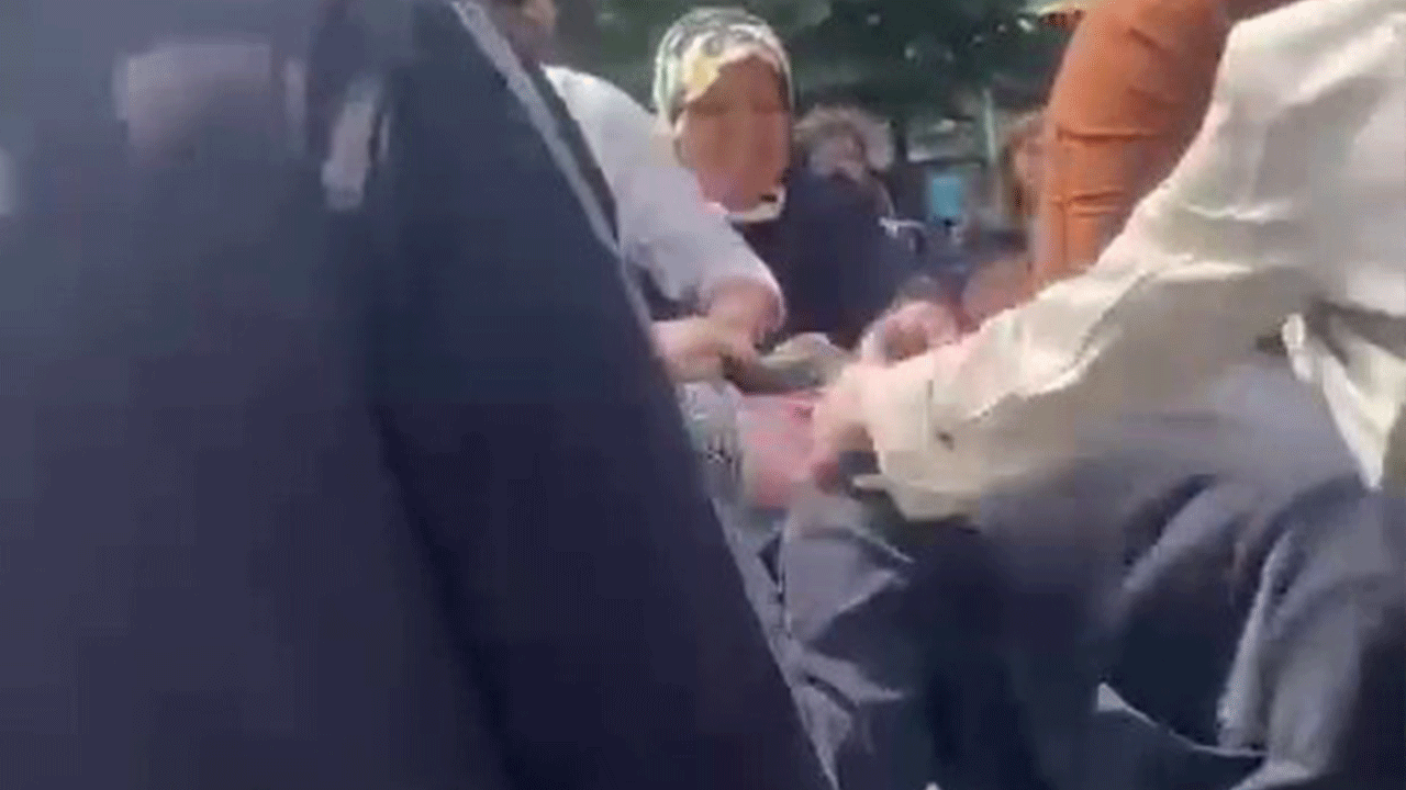 Okuma bayramı değil adeta meydan savaşı! veliler birbirine girdi