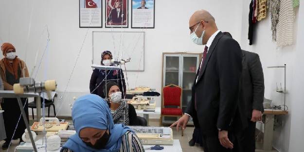 Okuma yazma kursunda mezuniyet coşkusu