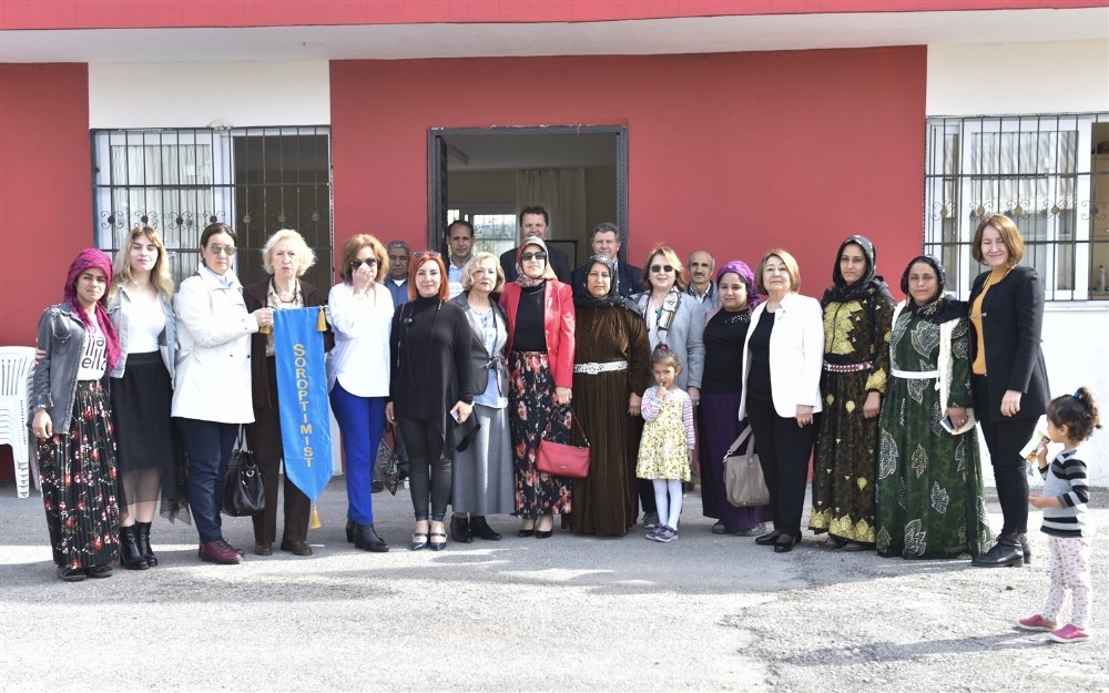 Okuma yazma kursunu tamamlayan kadınlara sertifikaları verildi 