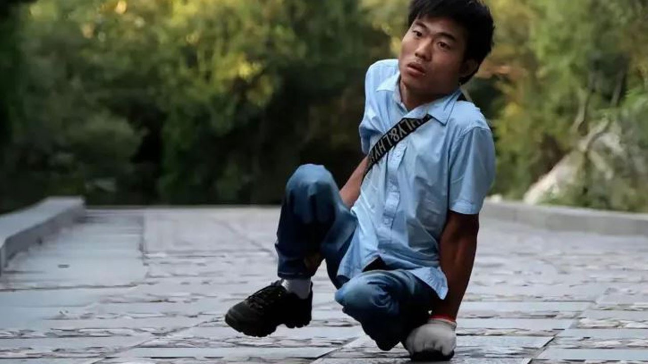 Okuma yazmayı 16 yaşında öğrenen dilenci çocuk doktor oldu