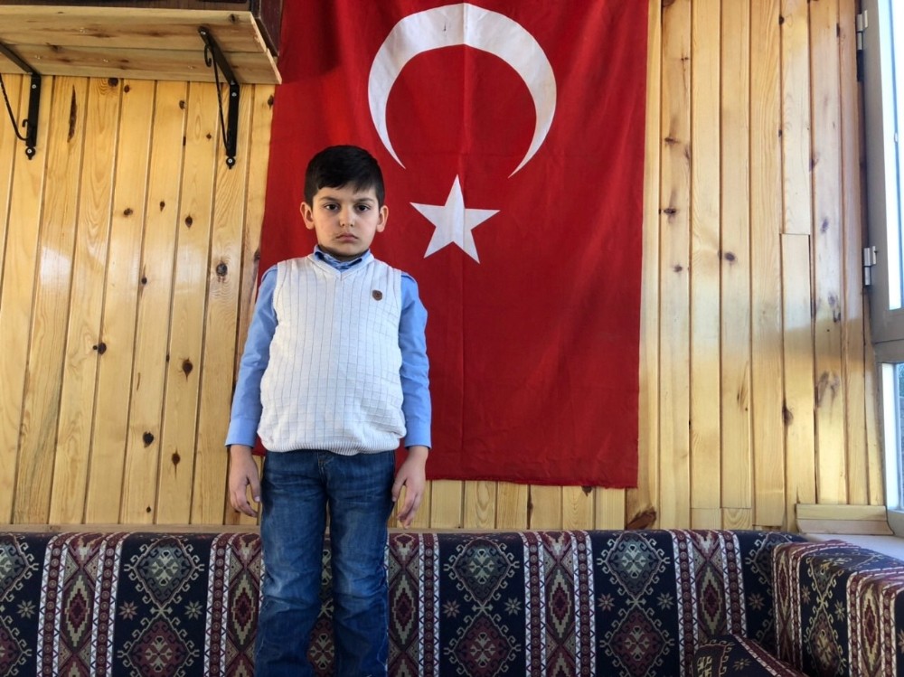 Okumayı sökmeden İstiklal Marşını ezberledi 