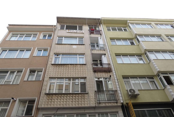 Okuyan bir daha okuyor! Çıktığı eve öyle bir pankart astı ki…