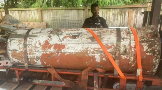 Olacak iş değil! Evin garajından nükleer füze çıktı