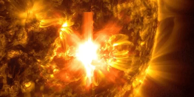 Olağanüstü patlama! Güneşteki patlama ülkelerde böyle görüntülendi