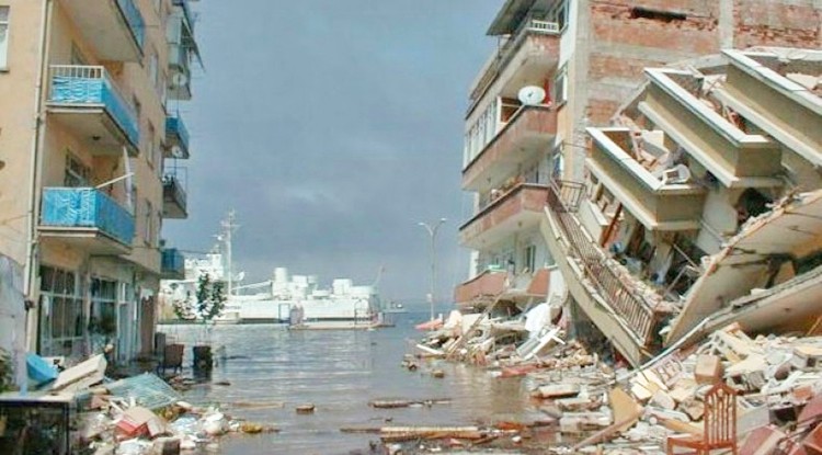 Olası İstanbul depreminde bu iki ilçe için korkutan uyarı: İstanbul, 1999 depreminden çok daha fazla etkilenecek... Zeminler denize kayacak