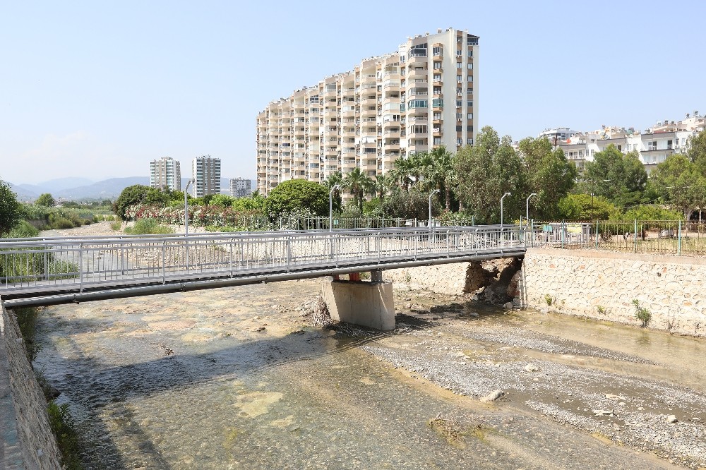 Olası sel felaketine karşı köprü ve menfezlere bakım yapıldı 