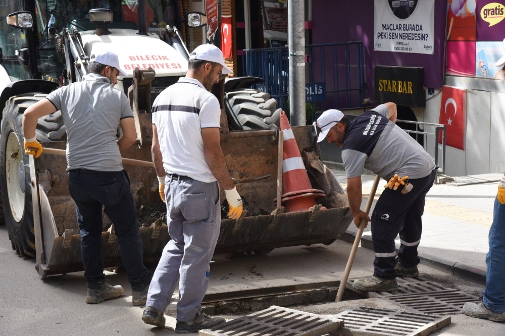 Olası su baskınları için şehrin tüm mazgalları temizleniyor 
