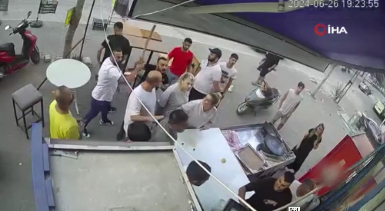 Olay saniye saniye kamerada! Husumetlisinin iş yerini bastı ortalığı birbirine kattı