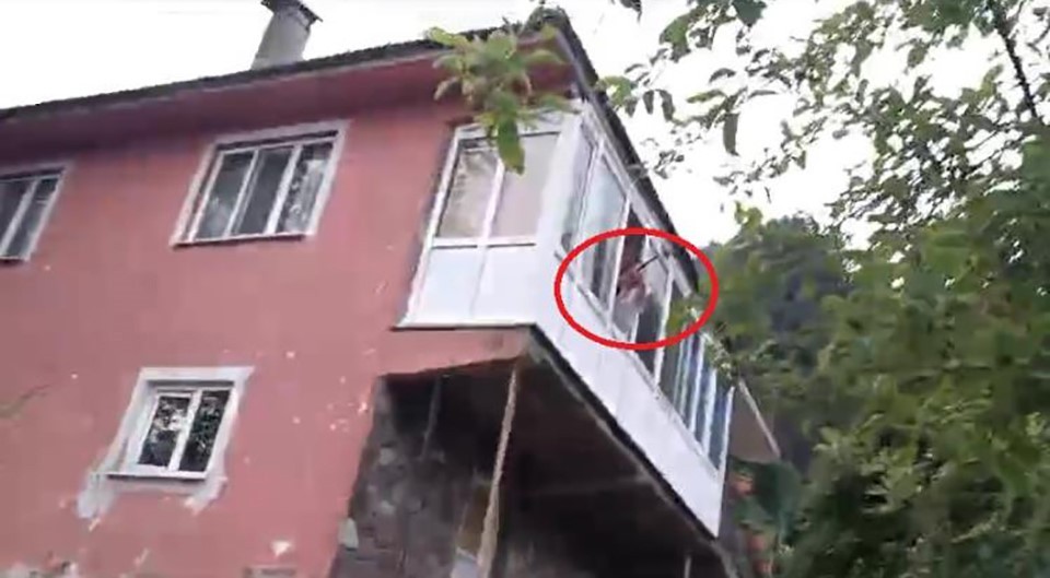 Olay saniye saniye kamerada! Kaçak elektrik kullanandan korkunç karşılık