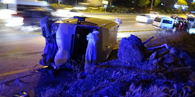 Olay yerinde feci şekilde can verdi! Servis bekleyen gencin üzerine minibüs devrildi