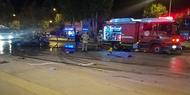 Olay yerinde hayatlarını kaybettiler! Ağaca çarparak yola savruldular