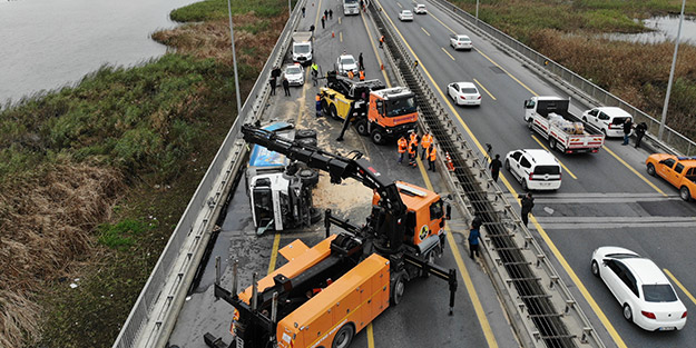 İstanbul TEM Otoyolu'nda trafiği aksatan kaza
